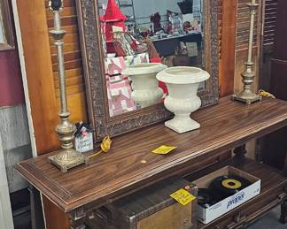 SOFA TABLE, (2) LAMPS & MIRROR