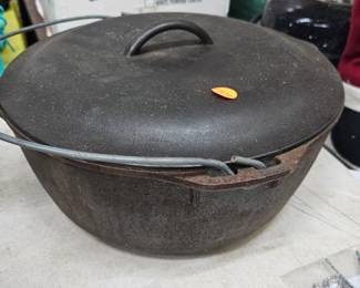 CAST IRON DUTCH OVEN WITH LID