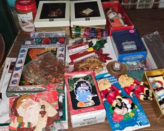 LOT OF CHRISTMAS DECOR