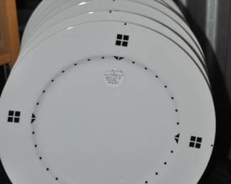 Fantastic Swid Powell China, Cityline, GOTHAM, White & Black Set of 8 Dinner Plates (10.75") $450.