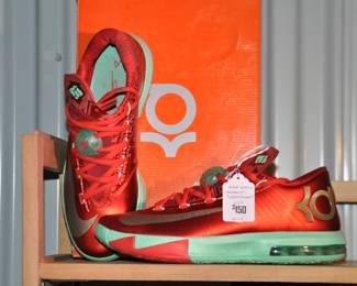 Men’s Nike KD 6 Christmas Athletic Shoes, Size 8 With Box. ($150)