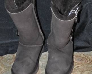 Child's Brown Suede Ugg Boots Size 4, ($25).