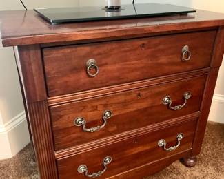 pair of matching Drexel Heritage nightstands