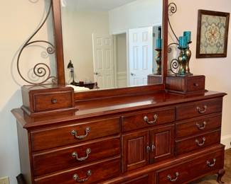 Drexel Heritage dresser/mirror