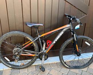 Mountain bike: Trek Marlin 5, size 15.5, Shimano Tourney Components