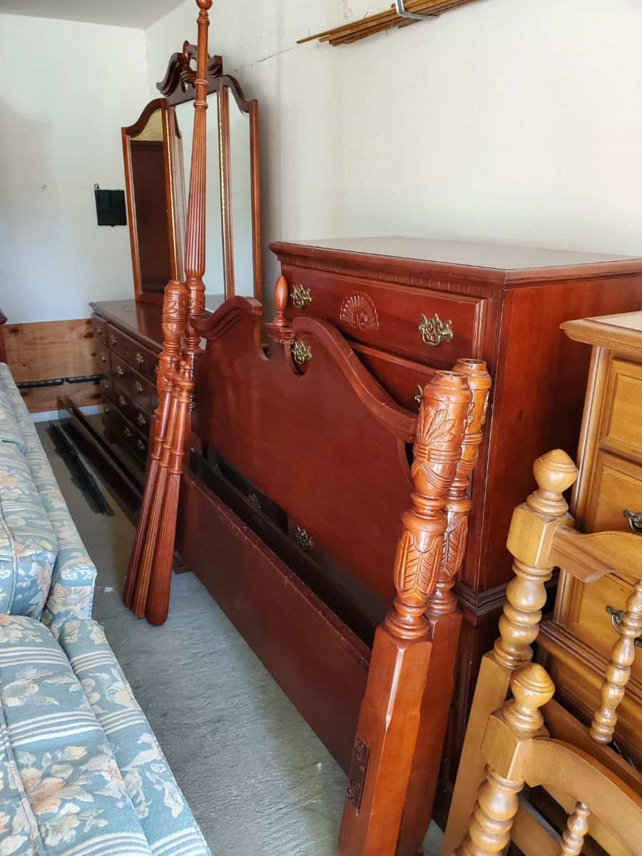 Colonial American Queen size 4-poster bed frame