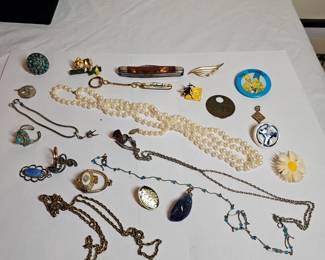 https://www.auctionninja.com/stress-free-estate-services-llc/sales/details/glamorous-gold-silver-watches-and-costume-jewelry-no-reserves-auction-usa-shipping-on-all-items-12.html