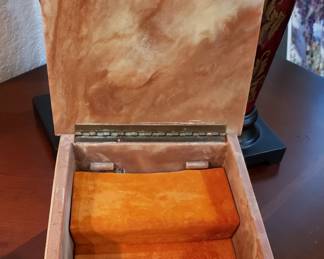 Decorator box lined inside