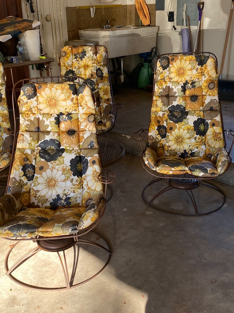 MCM, 1960-1969, Homecrest Metal Wire Swivel Chairs (4) Chaise Lounge, Adjustable Table. With Original Homecrest Tagged Cushions!!