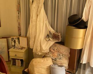 Vintage Bridal Wedding Dress's! Antique Steamer Trunk Aberdeen SD