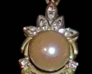 Pearl & Diamond pendant set in 14kt Gold