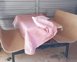 Restaurant style seating and table