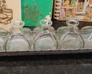 Farmhouse Metal Tray with Flower Bottle Vases
Fill the vases with water and arrange flowers or plants in them; the tray has two handles that make it convenient to carry and move around.