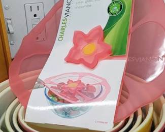 Silicon Hibiscus Lid 
Charles Viancin 11"