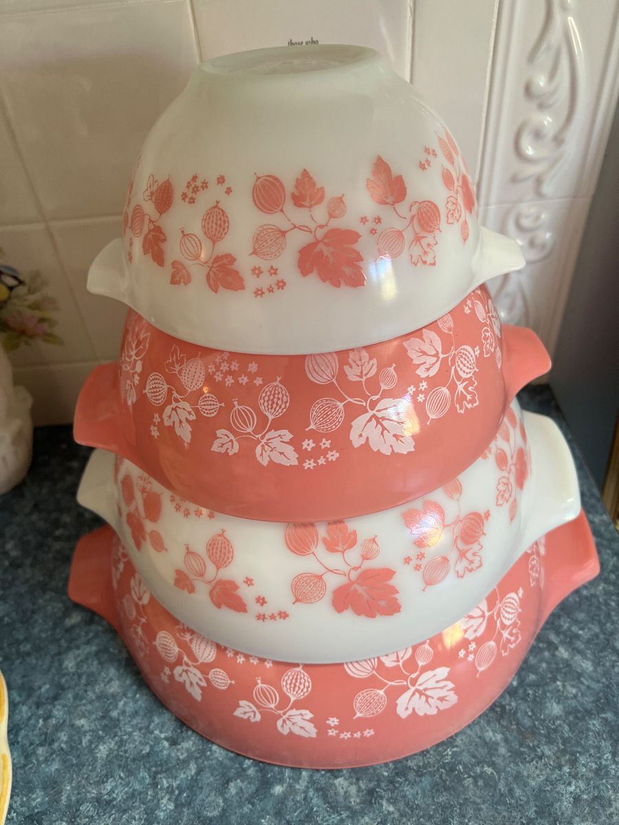 Pyrex gooseberry “Cinderella” nesting bowls - set of 4