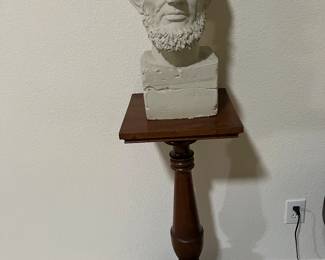 Abraham Lincoln statue with pedestal