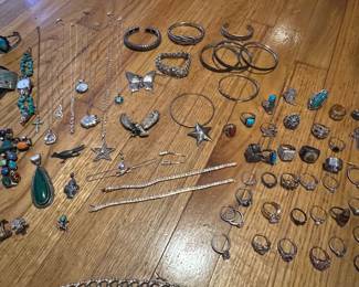 Lots of fabulous bracelets, gorgeous necklaces, beautiful rings & it’s definitely the Perfect opportunity to do that early Christmas shopping!