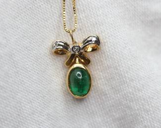 BOW TIE PENDANT WITH NATURAL EMERALD AND DIAMOND ACCENTS SET IN 18K YELLOW GOLD NECKLACE BOX CHAIN JEWELRY
