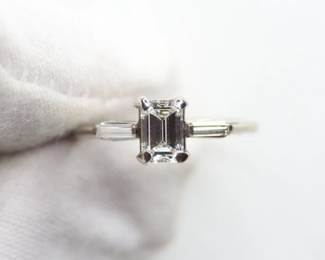 DIAMOND ENGAGEMENT RING EMERALD CUT 14K WHITE GOLD WITH DIAMOND ACCENT VS1, COLOR F, 1.66 GRAMS
