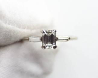 DIAMOND ENGAGEMENT RING EMERALD CUT 14K WHITE GOLD WITH DIAMOND ACCENT VS1, COLOR F, 1.66 GRAMS
