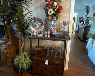 nice wood stand & more decor