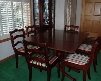 DUNCAN PHYFE TABLE AND CHAIRS WITH PADS & LEAVES