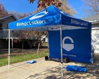 EXTREMELY STURDY POP UP TENT WITH THREE SIDES AND BAGS