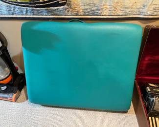MASSAGE TABLE