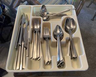 VINTAGE MCM STANLEY ROGERS FLATWARE SET IN ‘CARIF’ PATTERN