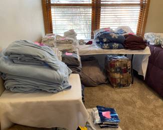 LOTS OF NICE LINENS, QUEEN, FULL AND TWIN SIZES