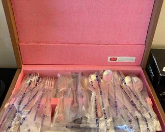 ROGERS BROTHERS SILVERWARE SET, PATTERN ‘REFLECTIONS’