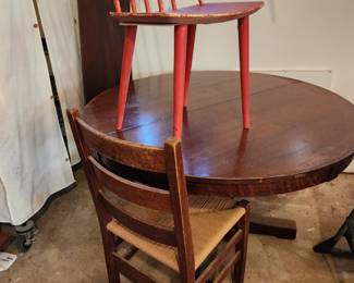 Round oak table with leafs