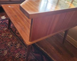  modern corner table.