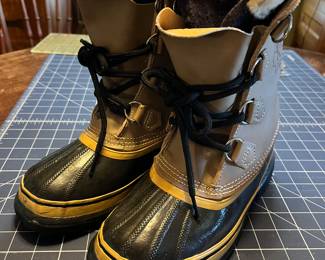 Never worn, Sorel snow packs, ladies size 7