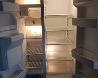 SIDE BY SIDE REFRIGERATOR/FREEZER INTERIOR