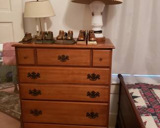 CHEST OF DRAWERS AND LAMPS