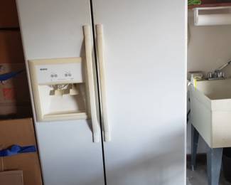 SIDE BY SIDE REFRIGERATOR/FREEZER