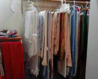 TABLECLOTHS, RUNNERS & NAPKINS