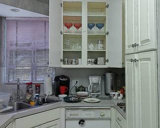 KITCHENWARE, MUGS & GLASSES