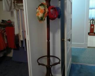 COAT RACK WITH VINTAGE HATS
