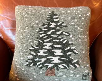 Hooked wool pillow by Laura Megroz