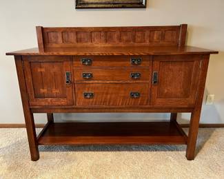 1910 design by L. & J.G. Stickley for the reissued ‘Mission Collection’ Sideboard in Like New condition