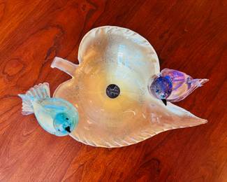 Alfredo Barbini Murano art glass figural leaf bowl with two hand blown birds in excellent vintage condition.  This piece has no chips or breaks
