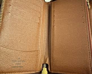 Louis Vuitton Signature Monogram Leather Zippy Compact Wallet  in Like New condition.  Comes with original storage box, dust cover & receipt, along with modern LV gift bag.  Date Code is M40499