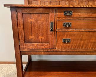 1910 design by L. & J.G. Stickley for the reissued ‘Mission Collection’ Sideboard in Like New condition