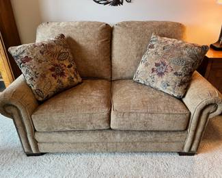 Like New Hickory Manor loveseat 