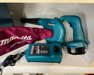 Like New Makita cordless blower/vac with lithium battery & charger