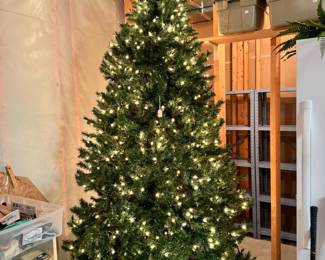 7 1/2’ lit Christmas tree