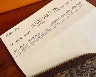 Louis Vuitton Signature Monogram Leather Zippy Compact Wallet  in Like New condition.  Comes with original storage box, dust cover & receipt, along with modern LV gift bag.  Date Code is M40499