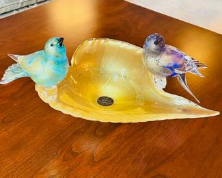 Alfredo Barbini Murano art glass figural leaf bowl with two hand blown birds in excellent vintage condition.  This piece has no chips or breaks